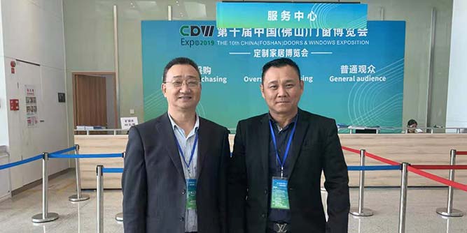 马来西亚柔佛州峇株巴辖家具同业公会会长林喜长莅临第十届中国（佛山）门窗博览会参观指导