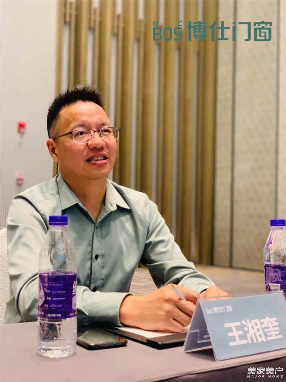 家装铝业董事长彭栋▲德力安装总经理李卫权▲博点玻璃董事长郭双连