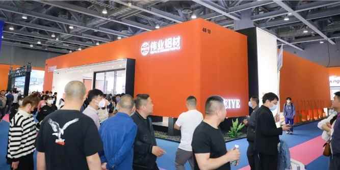 一展看过瘾，铝门窗幕墙展看伟业铝材，满眼是惊喜，一起往前走