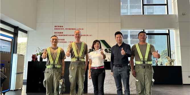 广东省门业协会党支部书记马建华、秘书长饶德亮考察新华强玻璃